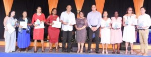 The employees who have clocked 30 years of service in a souvenir photograph with guests 